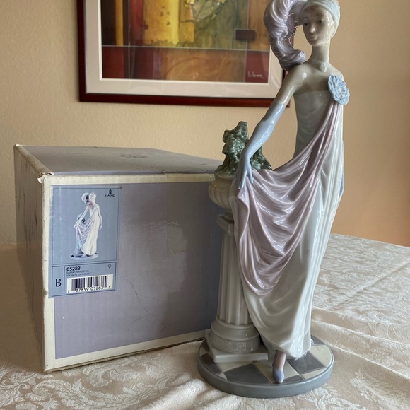 RETIRED 2001 ‘SOCIALITE OF THE 20s LLADRO’ PORCELAIN FIGURINE-Item#01005283 - Picture 2 of 12